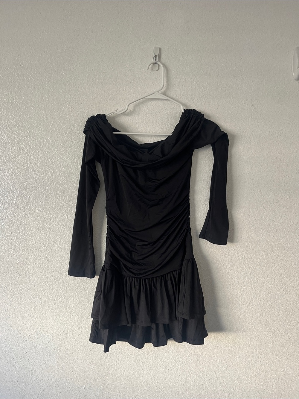 NIA off shoulder long sleeve lisa dress in black Size Small - Picture 2 of 4